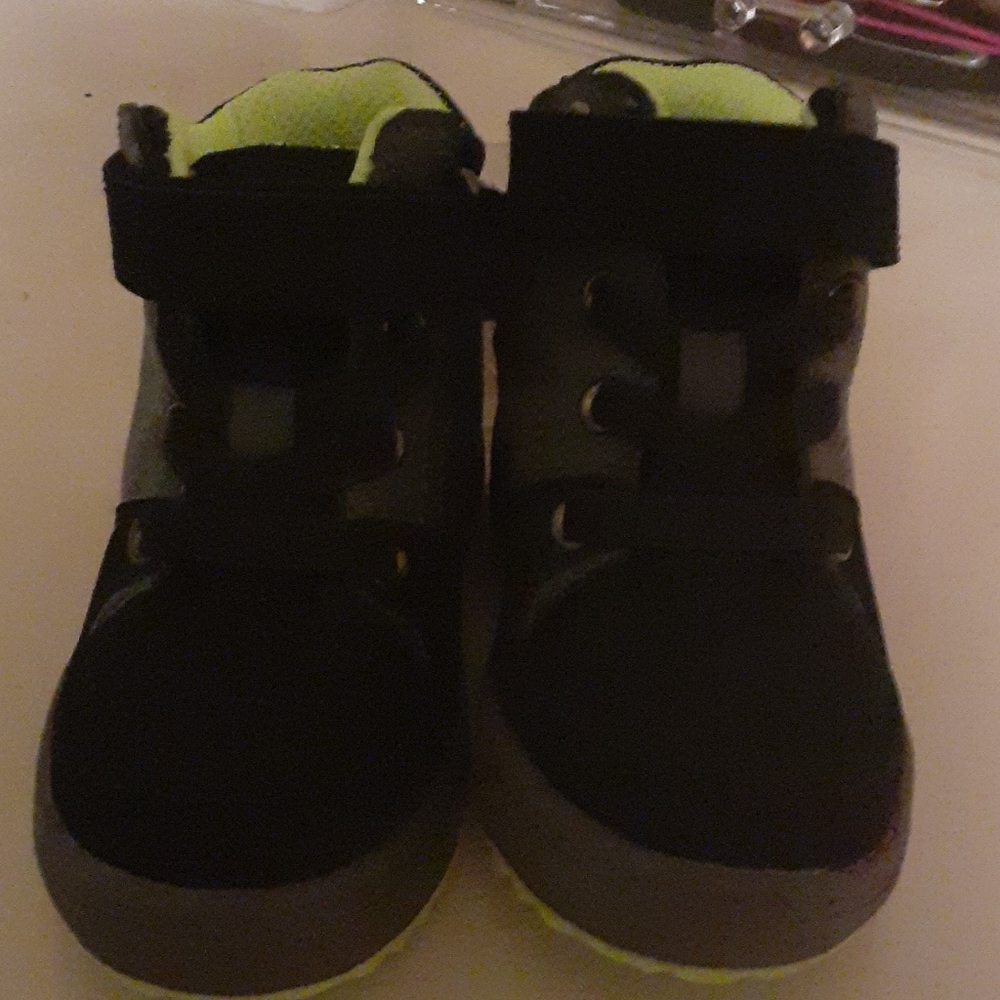 Shoes - Picture 4 of 4
